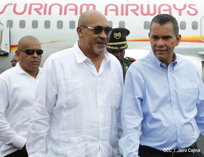 Presidente de Surinam llega a Cumbre de Petrocaribe