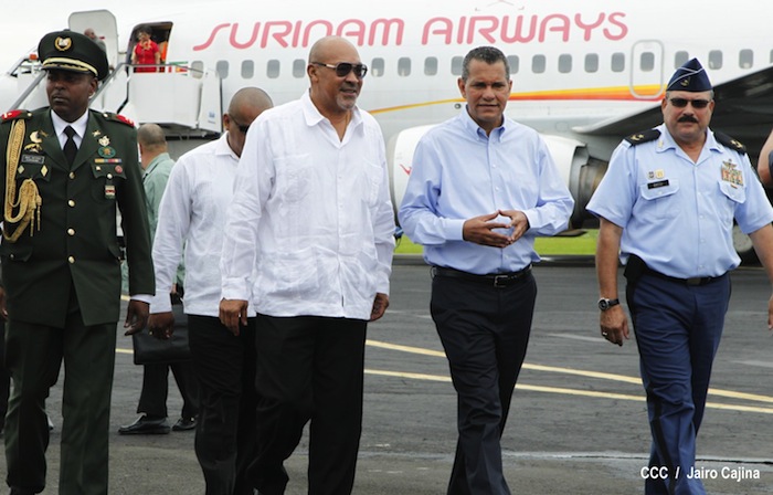 Presidente de Surinam llega a Cumbre de Petrocaribe