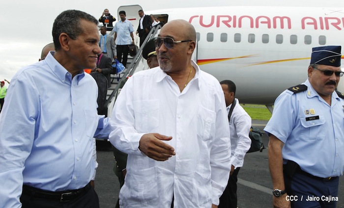 Presidente de Surinam llega a Cumbre de Petrocaribe