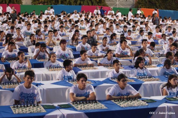 Jóvenes nicaragüenses conmemoran al Comandante Carlos con Mega Simultánea de Ajedrez