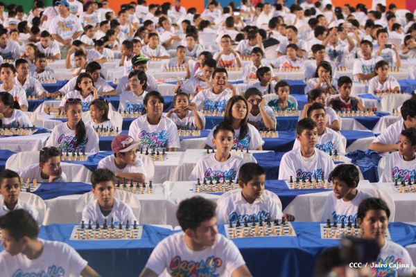 Jóvenes nicaragüenses conmemoran al Comandante Carlos con Mega Simultánea de Ajedrez