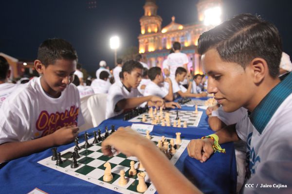 Jóvenes nicaragüenses conmemoran al Comandante Carlos con Mega Simultánea de Ajedrez