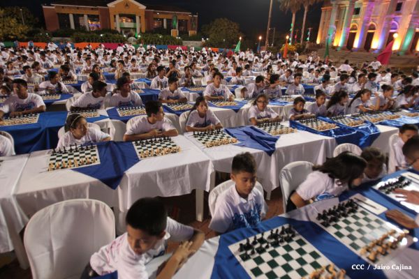 Jóvenes nicaragüenses conmemoran al Comandante Carlos con Mega Simultánea de Ajedrez