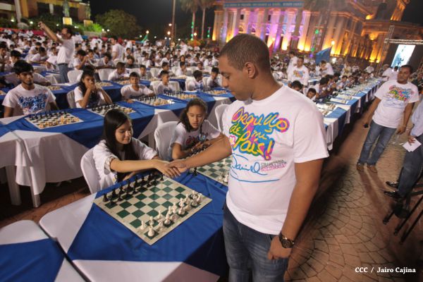 Jóvenes nicaragüenses conmemoran al Comandante Carlos con Mega Simultánea de Ajedrez