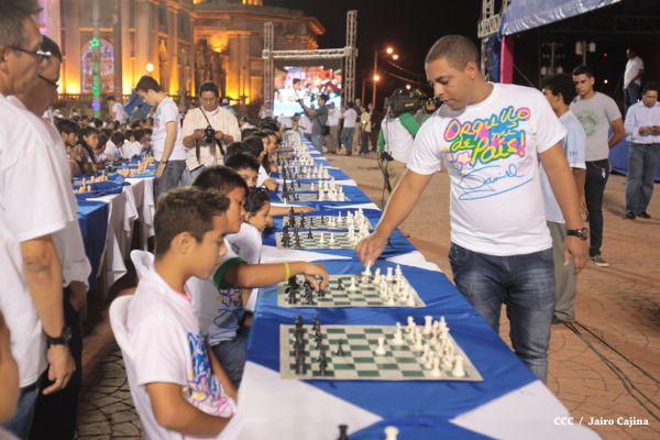 Jóvenes nicaragüenses conmemoran al Comandante Carlos con Mega Simultánea de Ajedrez