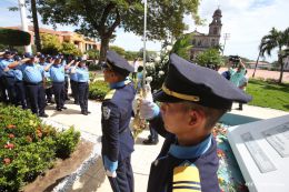 Policía Nacional coloca ofrenda floral en Homenaje al Comandante Carlos Fonseca