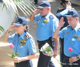 Policía Nacional coloca ofrenda floral en Homenaje al Comandante Carlos Fonseca