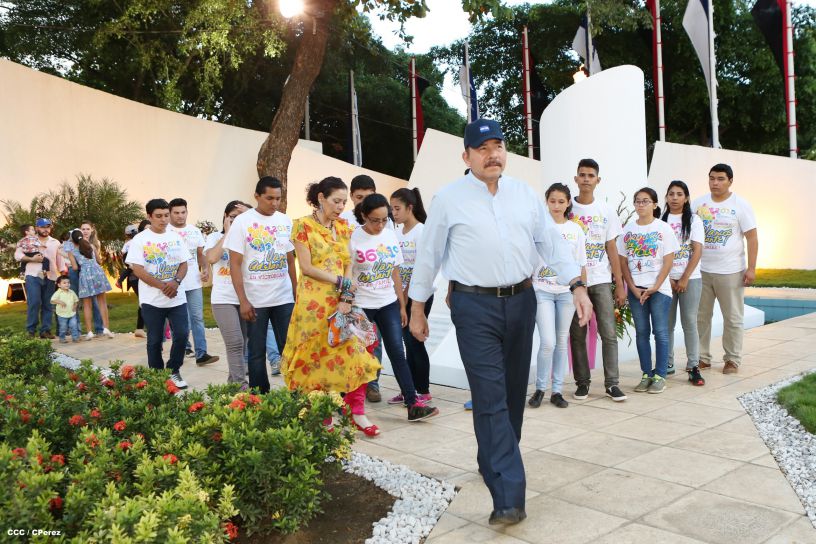 Daniel y Rosario conmemoran 39 aniversario del tránsito a la inmortalidad del Comandante Carlos Fonseca