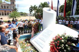 Nicaragüenses continúan rindiendo tributo al Comandante Carlos Fonseca