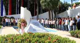 Nicaragüenses continúan rindiendo tributo al Comandante Carlos Fonseca