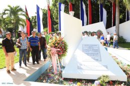 Nicaragüenses continúan rindiendo tributo al Comandante Carlos Fonseca