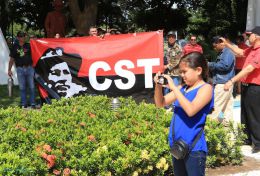Nicaragüenses continúan rindiendo tributo al Comandante Carlos Fonseca