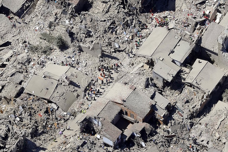 Ascienden a 159 los muertos por sismo en Italia