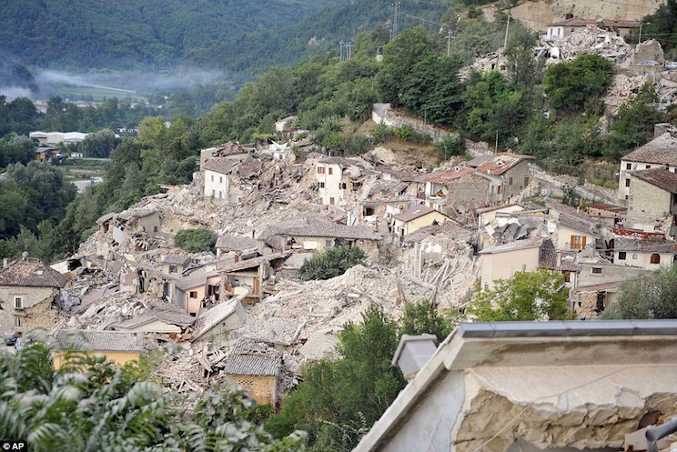 Ascienden a 159 los muertos por sismo en Italia