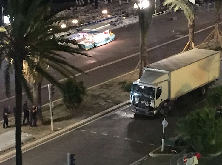 Decenas de muertas por atentado en Niza, Francia