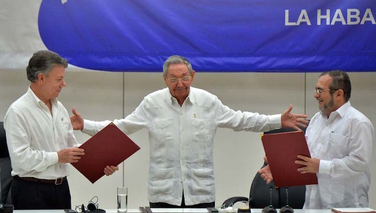Firma de cese de hostilidades entre la FARC-EP y gobierno colombiano