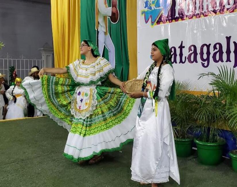 TRAJES