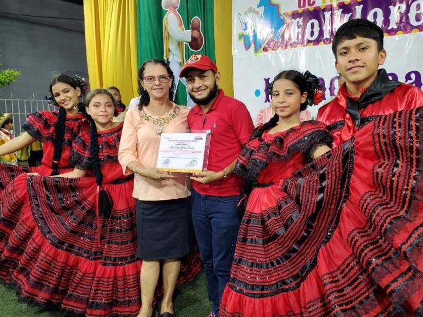 TRAJES