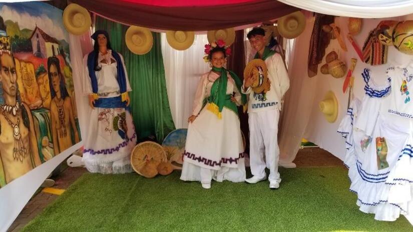 TRAJES