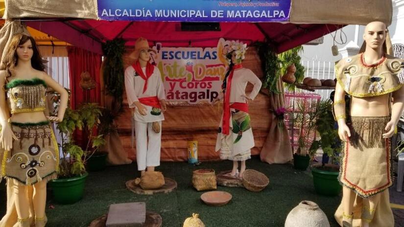 TRAJES