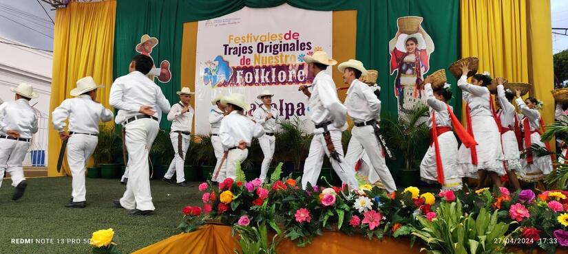 TRAJES