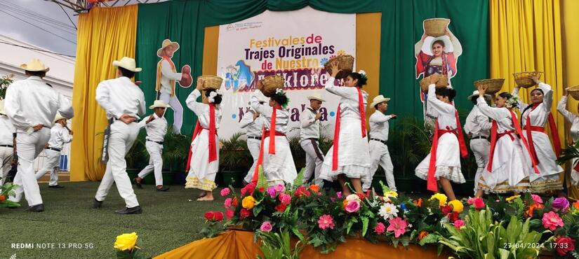 TRAJES