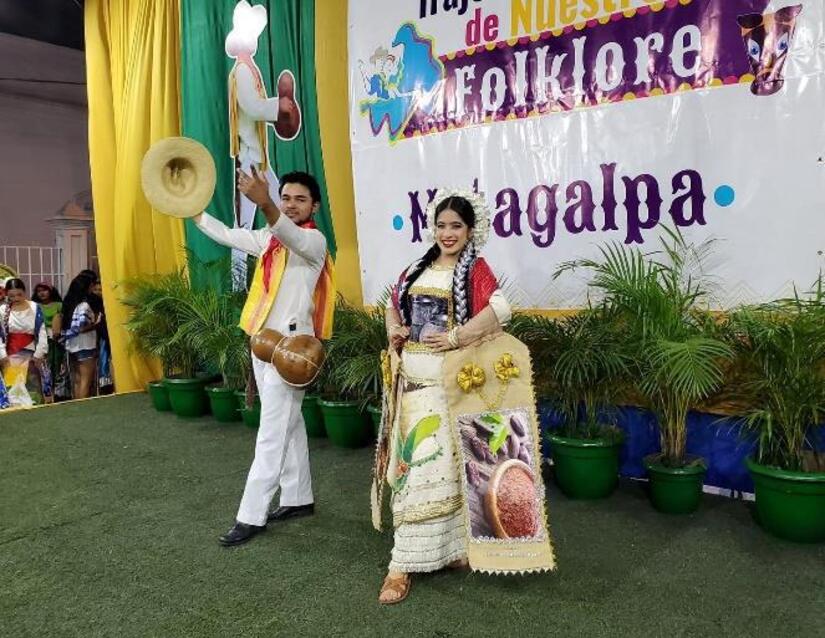 TRAJES