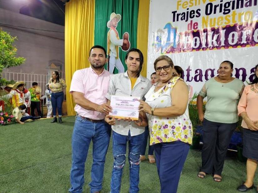 TRAJES