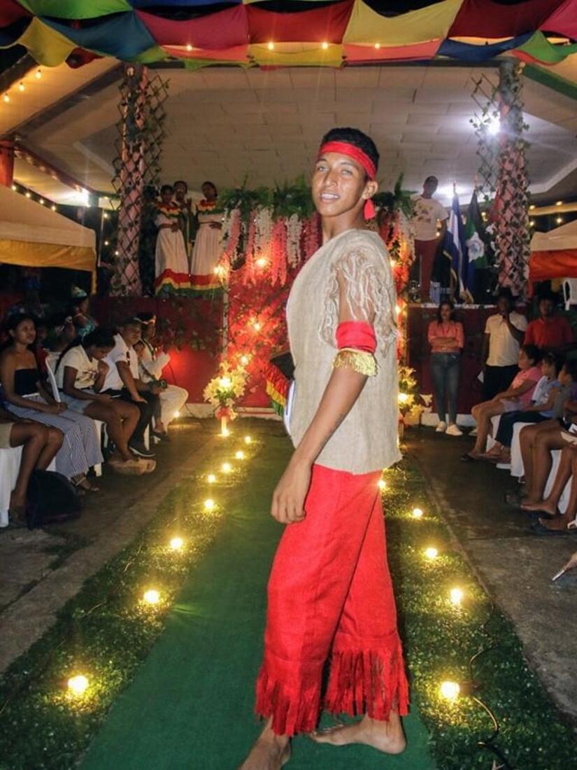 TRAJES2
