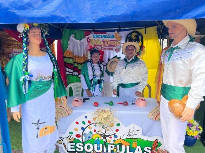 TRAJES11
