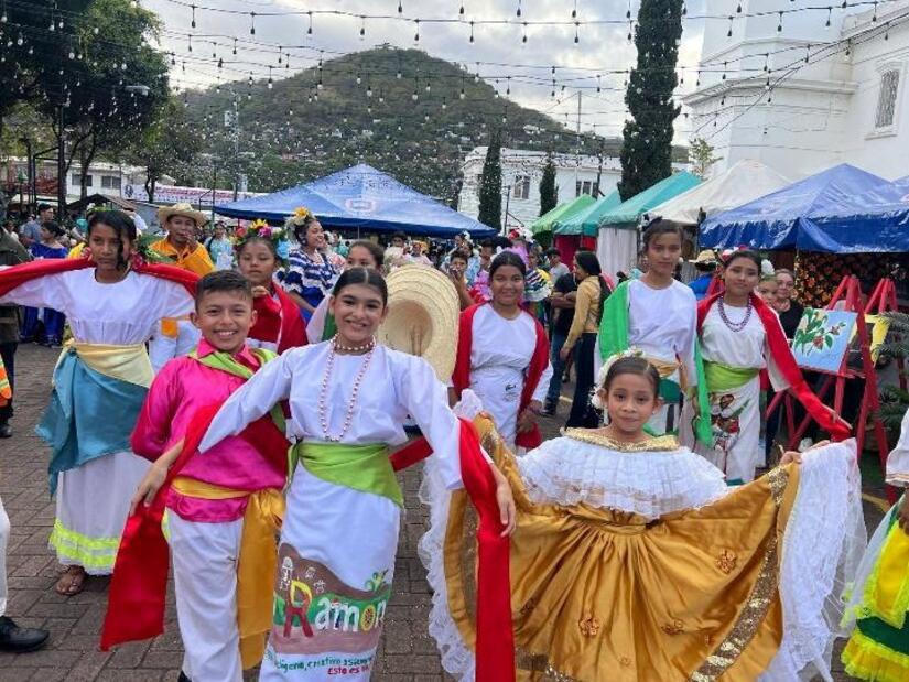 TRAJES15