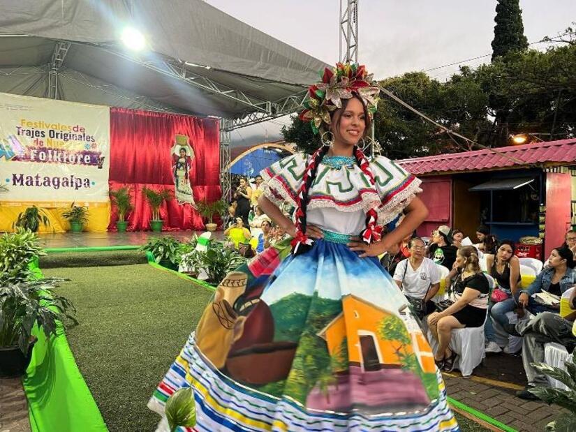 TRAJES2