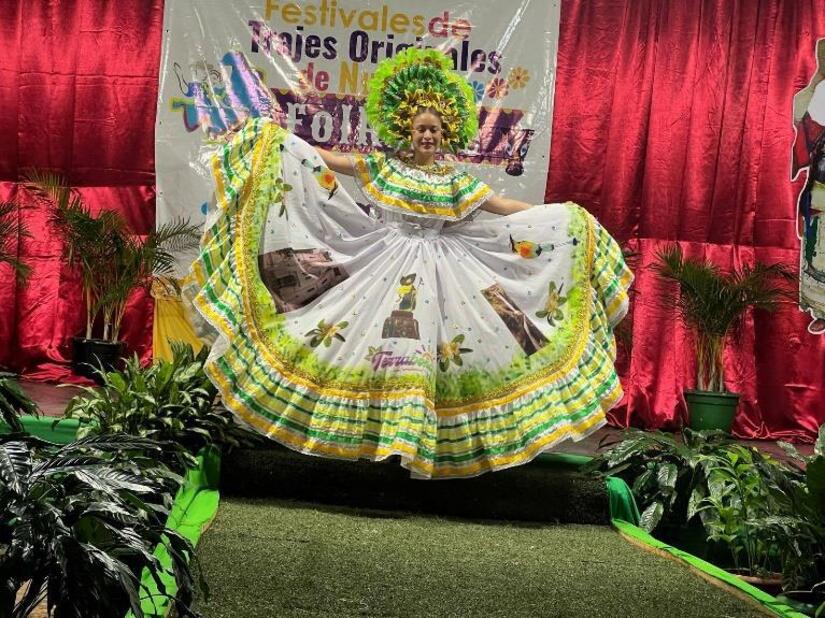 TRAJES3
