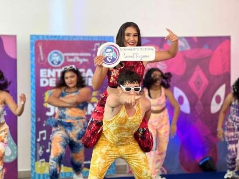 TRAJES8