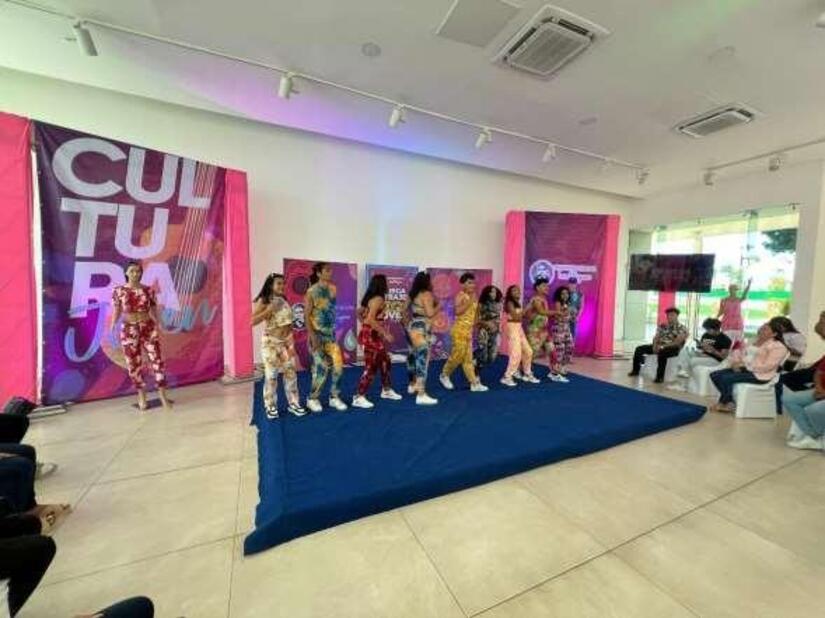 TRAJES9
