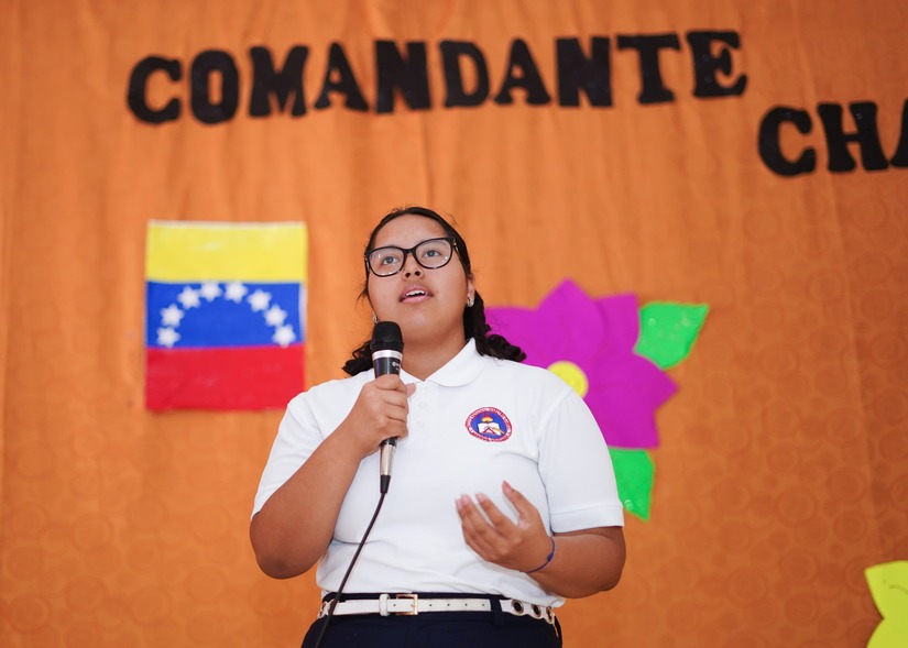 Estudiantes-ronden-homenaje-al-comandante-Hugo-Chavez-2