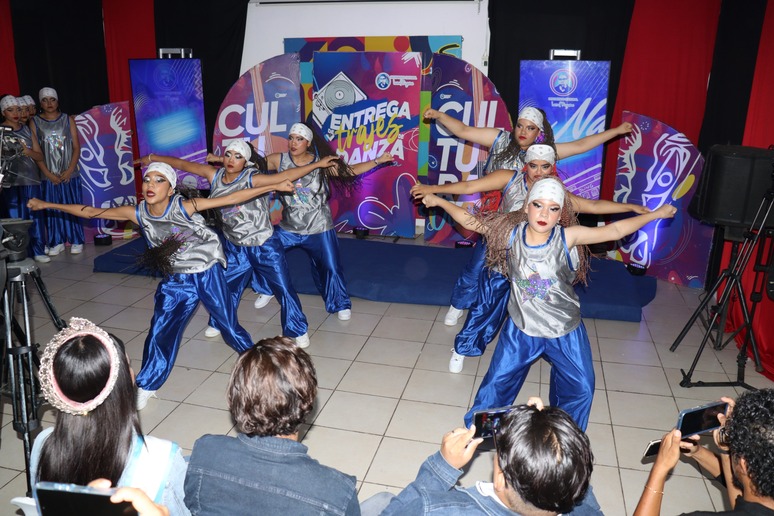 TRAJES4