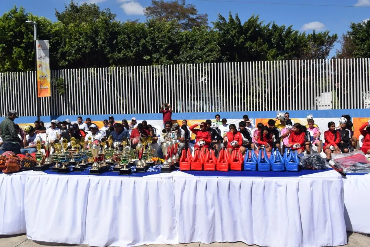 Entrega-de-material-deportivo-8_8_11zon